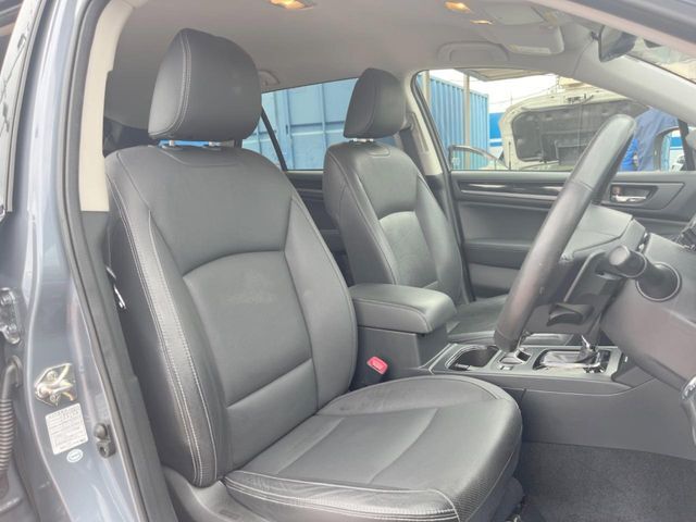 【黒革シート】上質な本革を使用し、高級感あふれる黒革シート。常に体に触れる部分だから、座り心地の良さにはこだわりたいですね♪汚れの付着や劣化を抑制する内装コーティング施工もおススメですよ♪