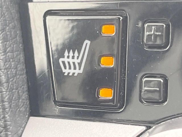 【前席＋後席シートヒーター】寒い日に重宝するシートヒーターを後席にも装備！エアコンより早く温まってくれるので寒がりの人も安心ですね♪エアコンの温風は乾燥するから苦手、という方にもをおすすめです。