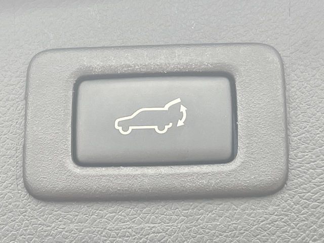 【パワーバックドア】スマートキーや運転席のボタンを押すだけでリアゲートが自動で開閉します！荷物を持っている時や、高い位置にあるバックドアを閉める際に便利な機能です♪