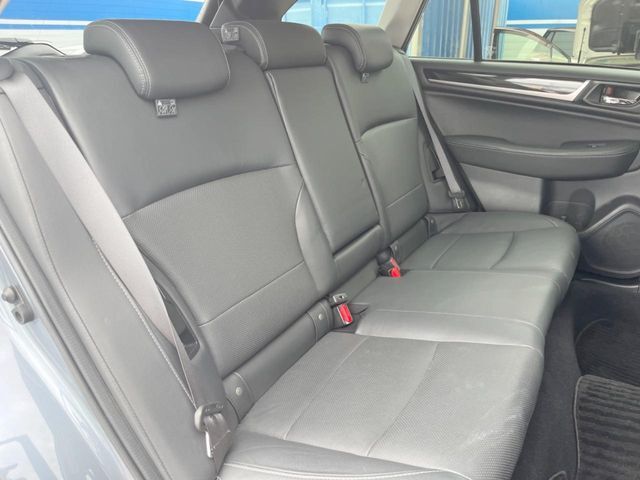 後部座席も気になるようなキズ・汚れやへたり等、大きなダメージはなく、良好な状態です。
