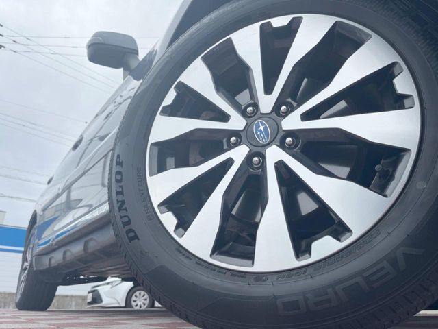 【純正18インチアルミホイール】外観にマッチした純正アルミホイールを装着しております。各種社外アルミホイールや、スタッドレスタイヤも取扱いしております。是非ご相談ください♪