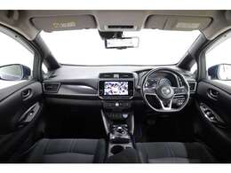 内装カラーは人気の黒系です。内装各部のパーツが使いやすい配置です。高級感満載の乗り心地が良い装備になっております！