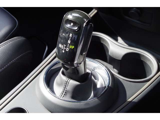 ご来場が難しいお客様でもご安心下さい、店頭在庫でしたらテレビ電話などを使いお車の詳細をご説明させて頂く事も可能でございます。当店スタッフが真心込めてご対応させて頂きます。