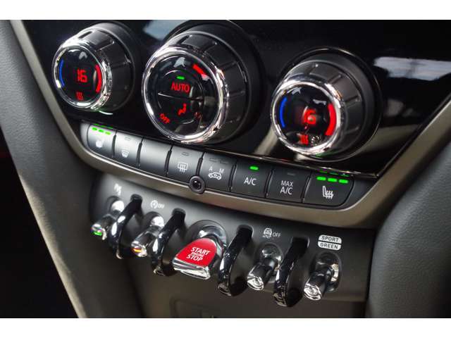 LIBERALAでは多種多様の車種をご用意させていただいております。お客様がご納得いくまで、そのお車の持つ特性を五感すべてで感じ取っていただける場をご提供します。