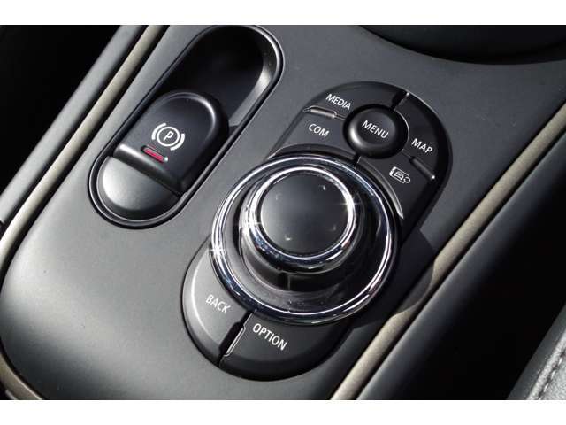 ご遠方の場合でも、下取り車両の金額を概算でお出しすることは可能でございます。車検証をお手元に、走行距離をご確認の上お問い合わせくださいませ。