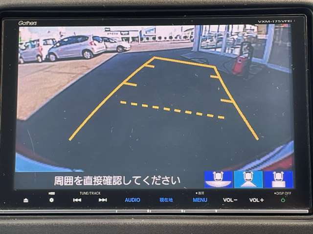 バックカメラです。ステアリングと連動しガイド線が表示されるので駐車がしやすいですよ！