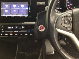 ホンダ純正メモリーナビ搭載なので、遠方へのドライブもお任せ下さい！ステアリング左手側にオーディオ関連のコントロールスイッチを配置しています。操作時は視線を逸らすことなく運転に集中できます