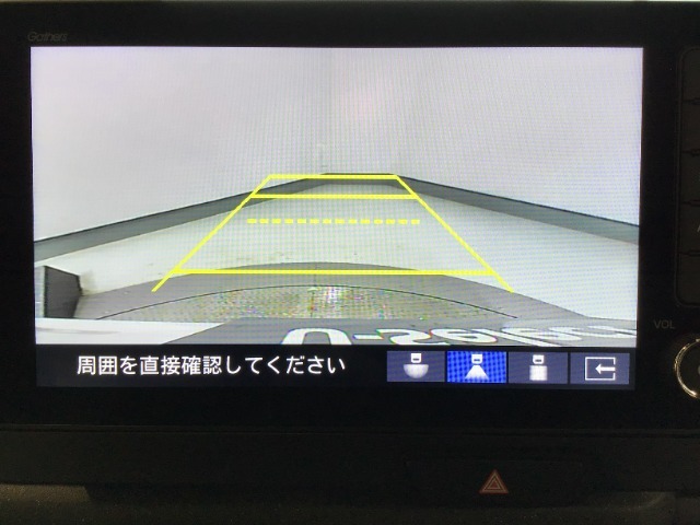 【バックカメラ】運転が苦手な方も車庫入れラクラクです！ギアをリバースに入れれば自動的に切り換わりますので、面倒な操作は不要です♪狭い駐車場もお車を傷つけず安心ですね！