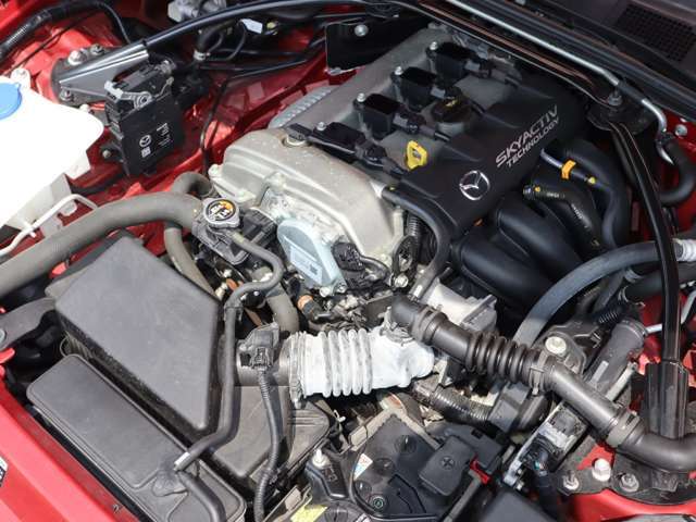 ロードスターのために専用設計されたSKYACTIV-G 1.5Lエンジン搭載。全てを「使い切る」ことを前提として開発されたエンジンです。クイックな反応とやる気にさせてくれるサウンドをご体感ください。