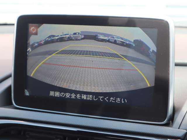 カラーで後方映像をモニターに映し出してくれるので、ショッピングモールのような狭い駐車場であったとしても障害物を見つけ、楽々駐車することができますね。