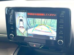 【パノラミックビューモニター】専用のカメラにより、上から見下ろしたような視点で360度クルマの周囲を確認することができます☆死角部分も確認しやすく、狭い場所での切り返しや駐車もスムーズに行えます。