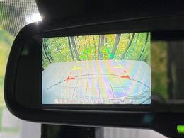 【バックカメラ】駐車時に後方がリアルタイム映像で確認できます。大型商業施設や立体駐車場での駐車時や、夜間のバック時に大活躍！運転スキルに関わらず、今や必須となった装備のひとつです！