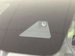 【エマージェンシーブレーキ】走行中に前方の車両等を認識し、衝突しそうな時は警報とブレーキで衝突回避と被害軽減をアシスト。より安全にドライブをお楽しみいただけます。