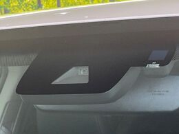 【プリクラッシュセーフティ】前方の車両等を検知し、衝突しそうな時は警報で注意を促し、ブレーキを踏む力をサポート。ブレーキを踏めなかった場合は衝突被害軽減ブレーキが作動、衝突回避をサポートします。