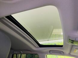 【サンルーフ】開放感たっぷりの希少装備、サンルーフが装着されています！車内に明かりを取り入れたり景色を楽しむ以外にも、車内の空気も簡単に換気できて快適です！