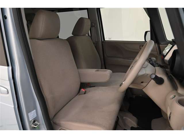 運転席/助手席です。　ベンチ風シートでゆったり座れます。