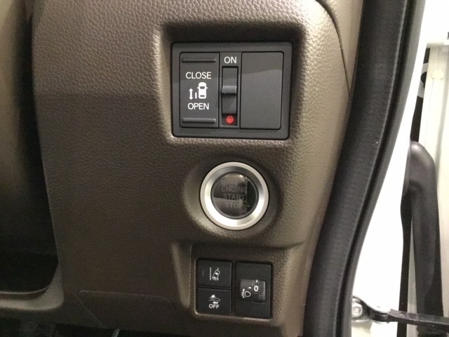 左側電動スライドドアは運転席から操作ができるよう、操作スイッチが付いています。Hondaセンシング用のVSA（ABS＋TCS＋横滑り抑制）解除とレーンキープアシストシステムなどのメインスイッチも操作可