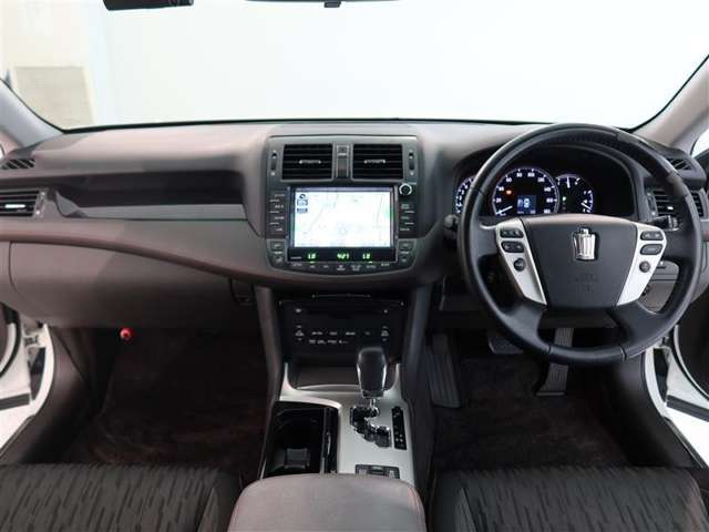 高いホールド性で運転姿勢が安定します。長距離ドライブでも疲れにくいのが魅力です。快適なドライビングライフをお送りください♪