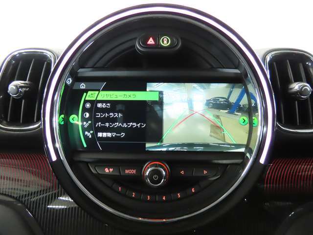 8.8インチ純正タッチパネルHDDナビ。バックカメラの映像は鮮明です。後方の障害物センサーは音と画面上のグラフィックで確認できます。