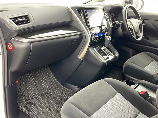 【フロアマット】車内を綺麗に保つのには必須のアイテムです。当店ではフカフカな新品マットも絶賛取り扱い中！ぜひご相談くださいませ。