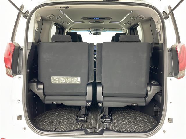 【トランク】積み込みやすくて、たっぷり積める荷室です。シートアレンジできるものは、乗車人数と荷物の量や大きさによってシートを動かすことができるので、より快適なドライブが可能です！
