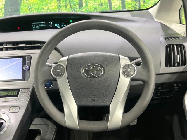 インテリアに合わせたデザインのステアリングは、運転される方のことも考え、運転しやすい形状、大きさです。是非一度、実際に触ってお確かめください。
