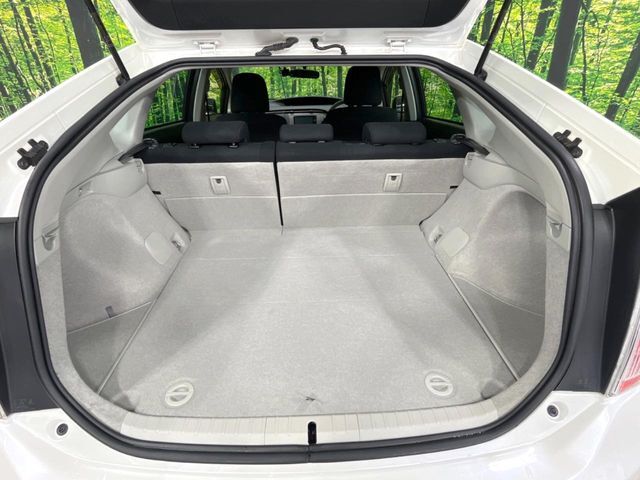 積み下ろしのしやすいデッキにはたっぷりと荷物を積み込んでいただけます。遊びから仕事まで、様々なシーンで頼れます♪