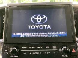 【純正ナビ】人気の純正ナビを装備しております。ナビの使いやすさはもちろん、オーディオ機能も充実！キャンプや旅行はもちろん、通勤や買い物など普段のドライブも楽しくなるはず♪