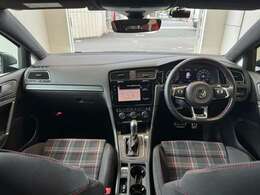 インストルメントパネルは僅かに運転席側へと傾けられているほか、余計なスイッチ類を可能な限り排し、運転に集中しやすい環境を作り出しています