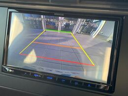 【バックカメラ】駐車時に後方がリアルタイム映像で確認できます。大型商業施設や立体駐車場での駐車時や、夜間のバック時に大活躍！運転スキルに関わらず、今や必須となった装備のひとつです！