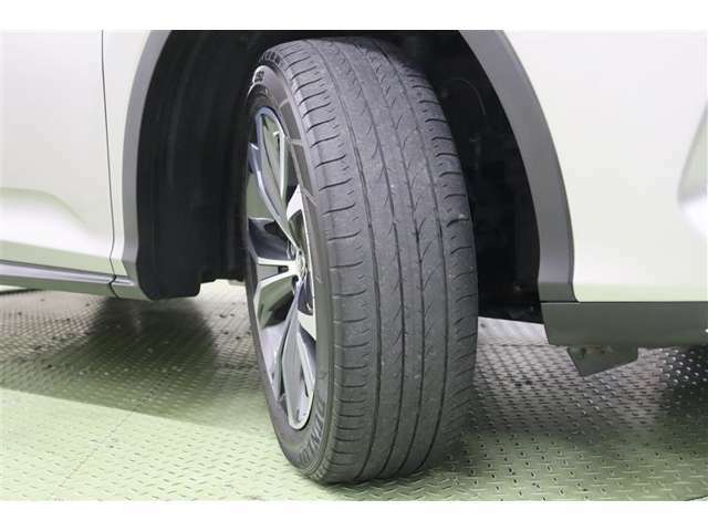 タイヤサイズ　235/55R20。京都トヨタにてこの車をご成約のお客様に限り、タイヤ4本を当社指定【新品】タイヤに交換します。桜花のような華やかなデザインの純正アルミホイールを装着しています。