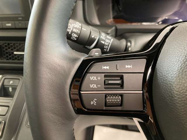 滑りにくい革巻きステアリング！！運転中にも操作が可能なステアリングリモコンついてます