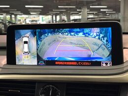 【パノラミックビューモニター】専用のカメラにより、上から見下ろしたような視点で360度クルマの周囲を確認することができます☆死角部分も確認しやすく、狭い場所での切り返しや駐車もスムーズに行えます。