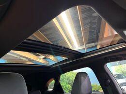 【サンルーフ】開放感たっぷりの希少装備、サンルーフが装着されています！車内に明かりを取り入れたり景色を楽しむ以外にも、車内の空気も簡単に換気できて快適です！