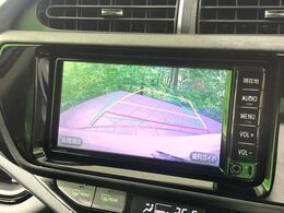 【バックカメラ】駐車時に後方がリアルタイム映像で確認できます。大型商業施設や立体駐車場での駐車時や、夜間のバック時に大活躍！運転スキルに関わらず、今や必須となった装備のひとつです！