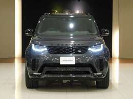 ランドローバーの主力モデルとして、オフロード性能をキープしつつ、7人乗りを選べる多様な実用性性を備えた現代的なSUV、それがディスカバリー最新モデルです。