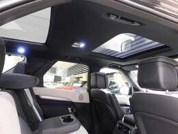 メーカーオプション【フロントスライド式、リヤ固定式パノラミックガラスルーフ】を装着しております。前後2枚のガラスルーフによって、高い開放感を味わえます。