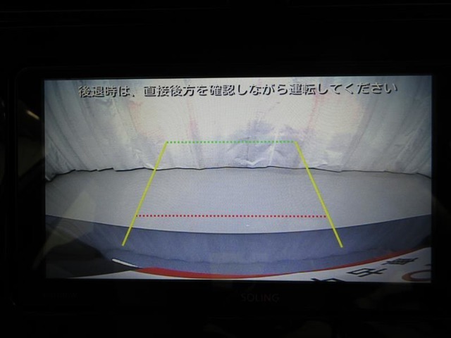 バックに入れると車両後方の様子をナビ画面に表示！死角が多いバックの車庫入れもこれで安心！