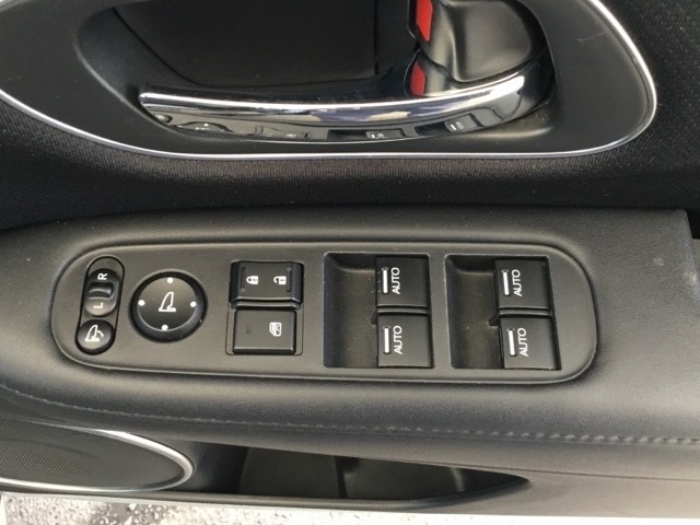 電動格納式リモコンドアミラーと、パワーウィンドウマスタースイッチ等は運転席ドアにあります。