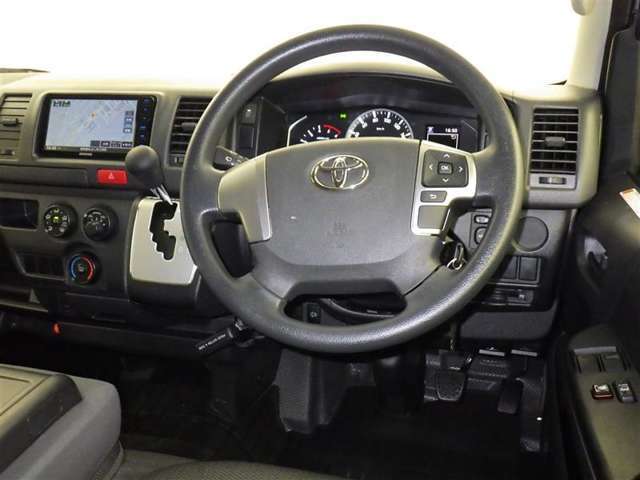 運転の際、常に目にする部分だけにシックで飽きのこないデザインが良いですね。