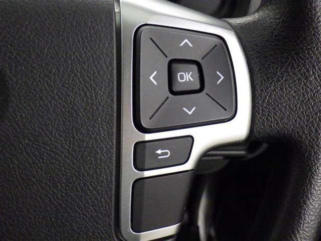 ステアリングスイッチ装備！運転しながら手元でオーディオの操作などができます。