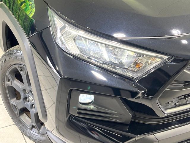 【LEDヘッドライト】悪天候や夜間走行時も良好な視界を確保し安心して運転できる高輝度LEDヘッドライトを装備！点灯速度が早く、消費電力も抑えられています。