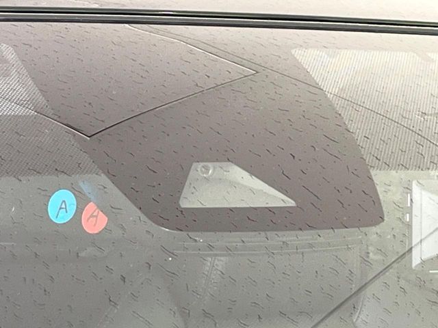 【トヨタセーフティセンス】走行中に前方の車両等を認識し、衝突しそうな時は警報とブレーキで衝突回避と被害軽減をアシスト。より安全にドライブをお楽しみいただけます。