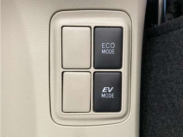 ハイブリット車は走行モードを選択することができます。燃費重視の時は「ECOモード」、モーターのみで静かに走る時は「EVモード」と道路状況に応じて使い分け出来ます。