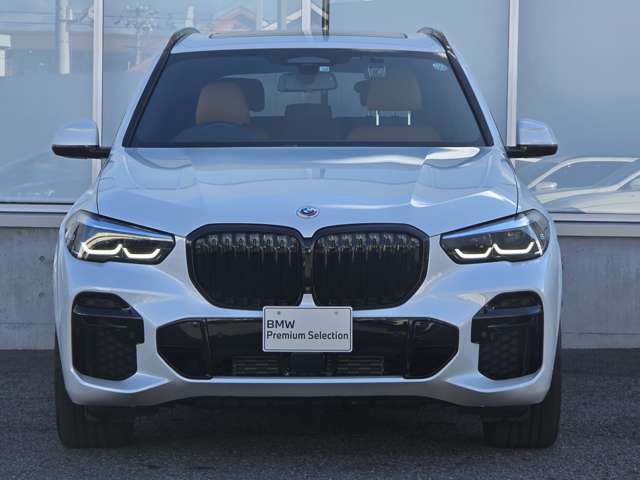 LEDヘッドライト！白色光の周波特性は太陽に近く、夜間はもちろん悪天候の日中でも優れた視認性を発揮します。さらに左折、右折、コーナリング時にはLEDコーナリング・ライトが点灯し、横方向を明るく照らします！