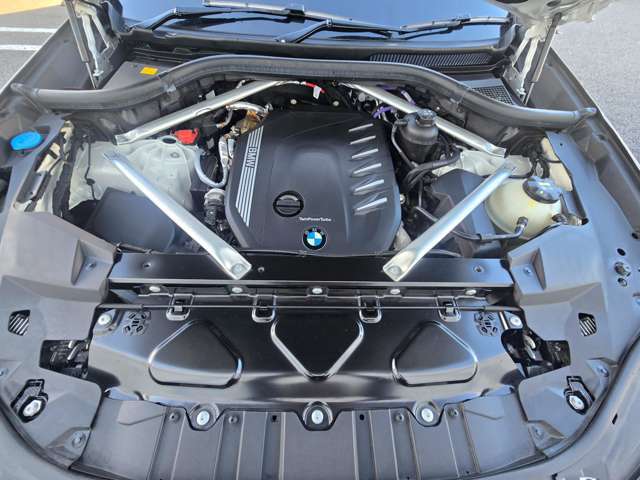 直列6気筒DOHCディーゼル。出力250kW〔340ps〕/4,400rpm（カタログ値）、トルク700Nm〔71.4kgm〕/1,750-2,250rpm（カタログ値）♪