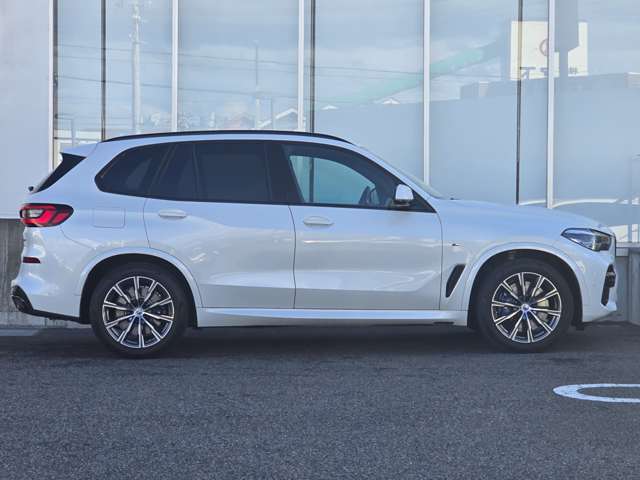 車体寸法：全長4,935mm×全幅2,005mm×全高1,770mm（カタログ値）。ホイールベース：2,975mm（カタログ値）広々ラゲッジルーム♪帰省も旅行も荷物たくさん積載♪後部座席を倒してフラットにすることも可能！