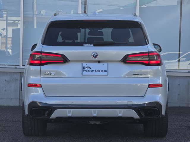 テールライトはフルLEDテクノロジーを採用！リヤ・ビューを一層シャープなものにし、ターン・インジケーターが組み込まれ、立体的な造形を成すレッド・エリアが、リア・エンドの存在感をさらに大きくさせています！