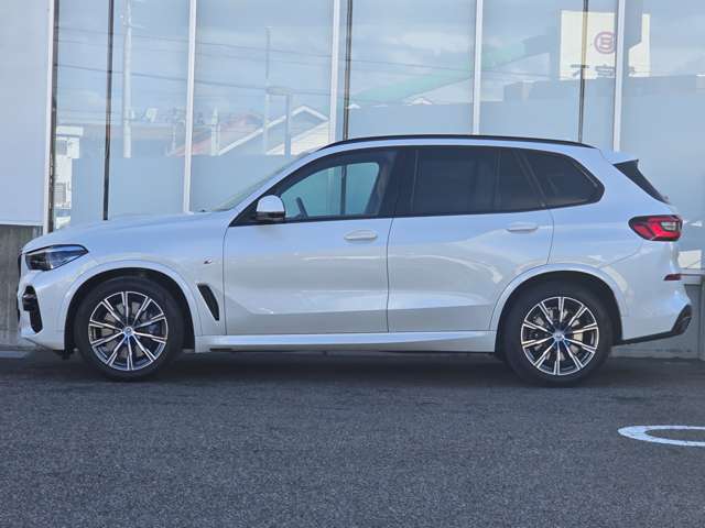 車体寸法：全長4,935mm×全幅2,005mm×全高1,770mm（カタログ値）。ホイールベース：2,975mm（カタログ値）広々ラゲッジルーム♪帰省も旅行も荷物たくさん積載♪後部座席を倒してフラットにすることも可能！