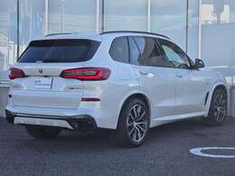 この度は弊社認定中古車をご覧いただき誠にありがとうございます。弊社はBMW 正規ディーラーですので遠方のお客様も安心してご購入下さい。ご不明な点がございましたらお気軽にお申し付けください。